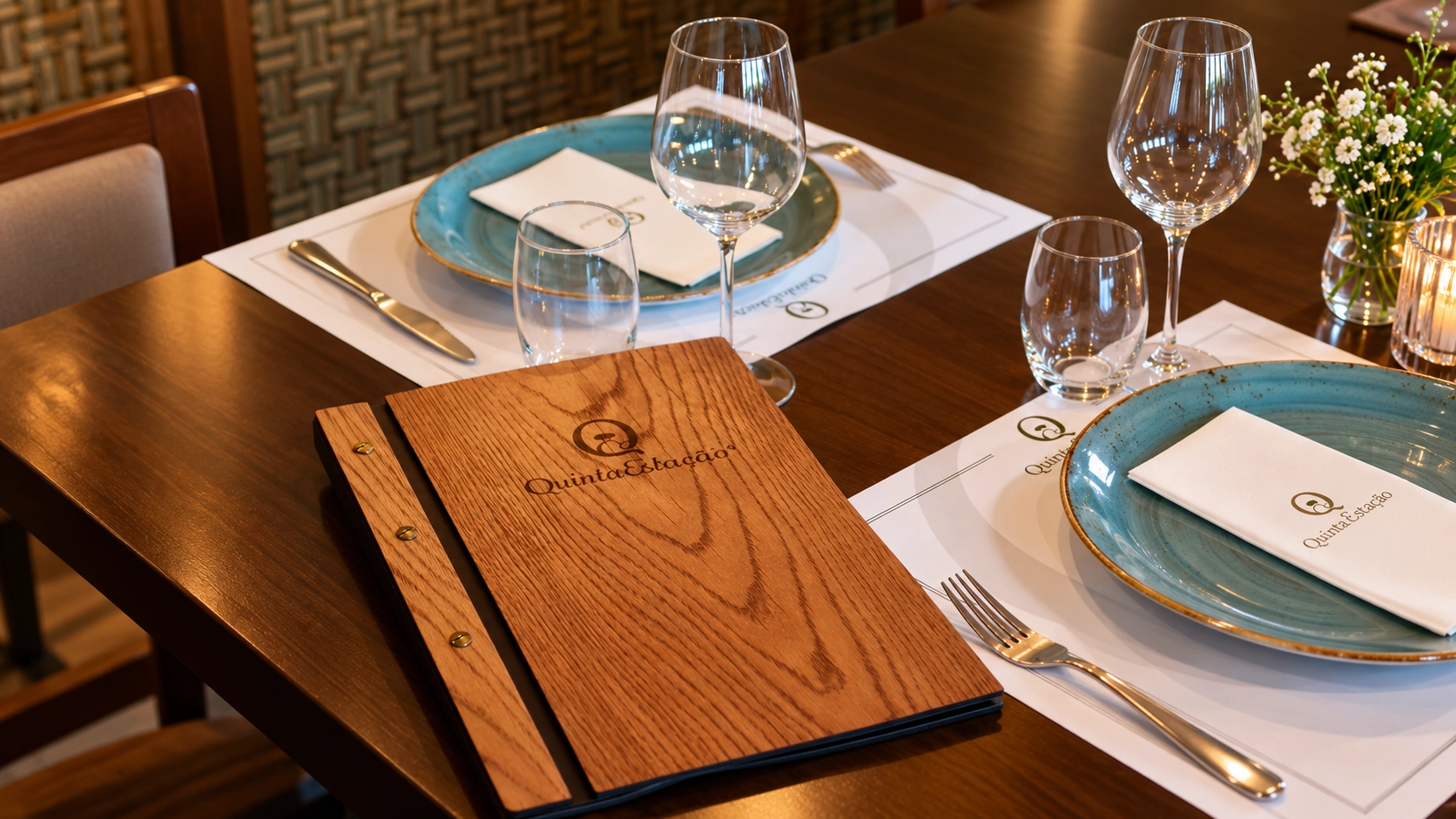 Mesa preparada para celebração no Restaurante Quinta Estação